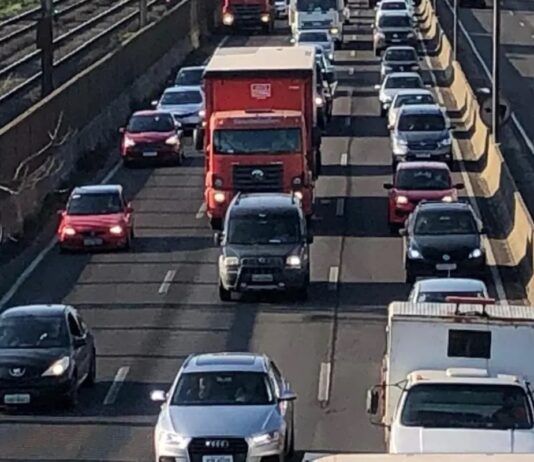 BR-116: Acidente entre moto e dois carros deixa congestionamento em Canoas