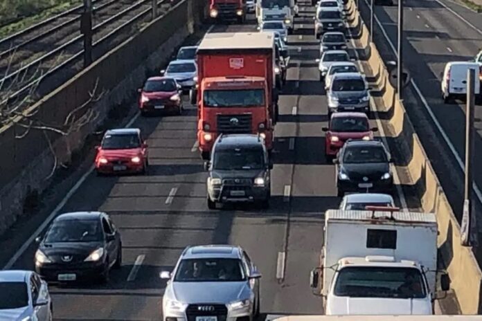 BR-116: Acidente entre moto e dois carros deixa congestionamento em Canoas