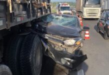 BR-386: Carro tem frente destruída em colisão traseira com caminhão em Nova Santa Rita