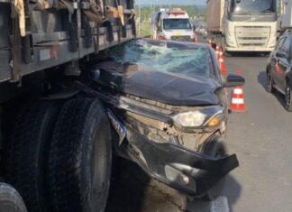 BR-386: Carro tem frente destruída em colisão traseira com caminhão em Nova Santa Rita