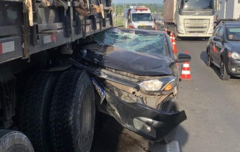 BR-386: Carro tem frente destruída em colisão traseira com caminhão em Nova Santa Rita