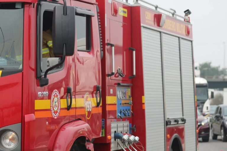Bombeiros são acionados para combater incêndios em carro e prédio em Canoas