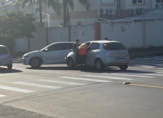 Carros colidem em cruzamento em Canoas; Veja onde