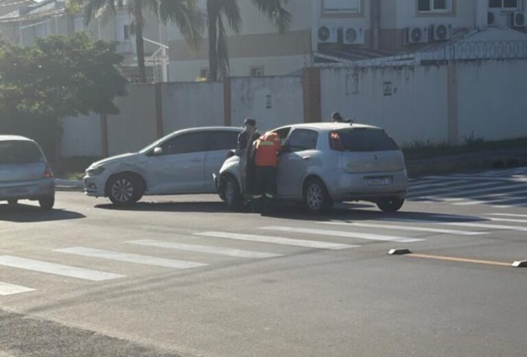 Carros colidem em cruzamento em Canoas; Veja onde