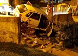 Quatro pessoas ficam feridas após colisão frontal e carro invadir pátio de residência em Canoas