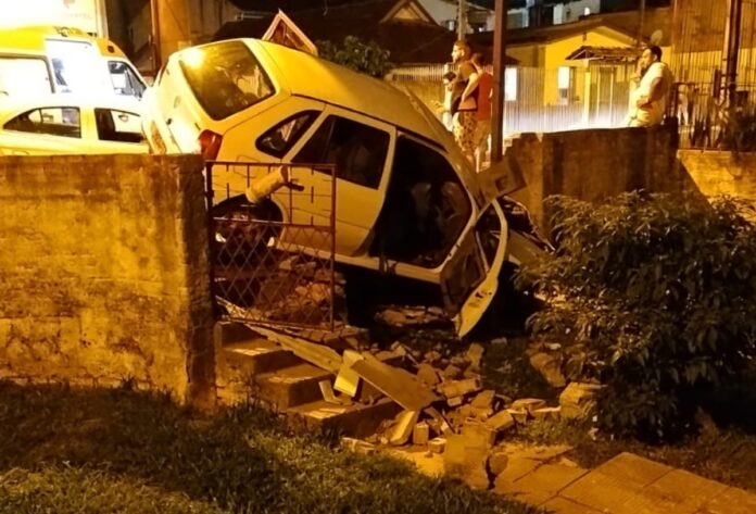 Quatro pessoas ficam feridas após colisão frontal e carro invadir pátio de residência em Canoas