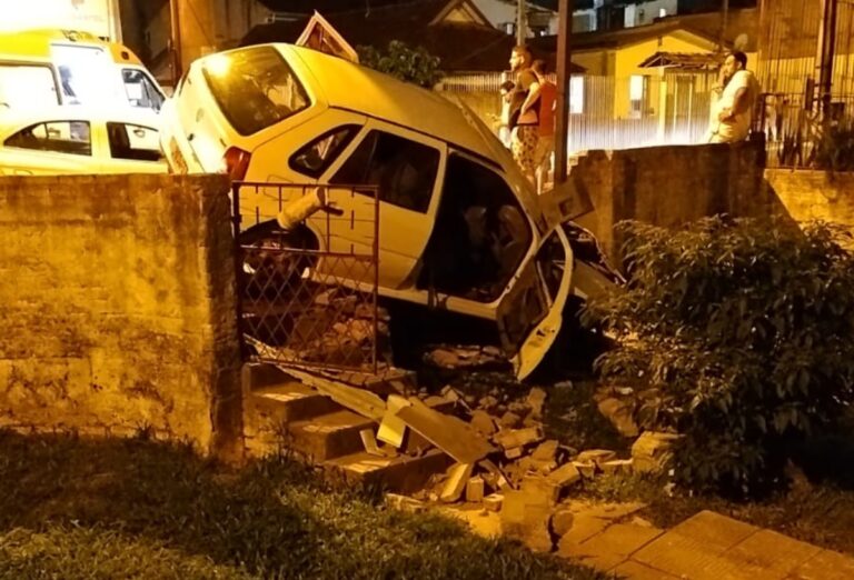 Quatro pessoas ficam feridas após colisão frontal e carro invadir pátio de residência em Canoas