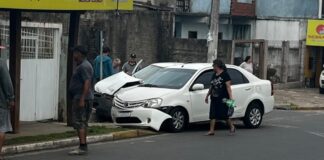 Colisão entre carros em Canoas causa congestionamento em cruzamento