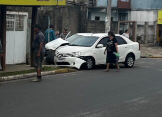 Colisão entre carros em Canoas causa congestionamento em cruzamento