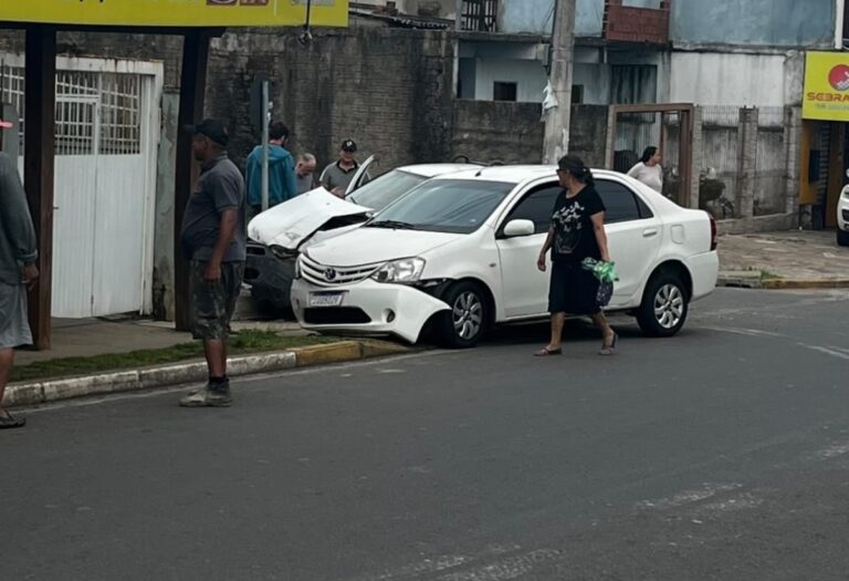 Colisão entre carros em Canoas causa congestionamento em cruzamento