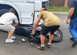 Motorista foge após colidir caminhão com motocicleta em Canoas