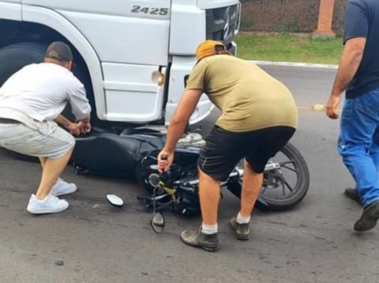Motorista foge após colidir caminhão com motocicleta em Canoas