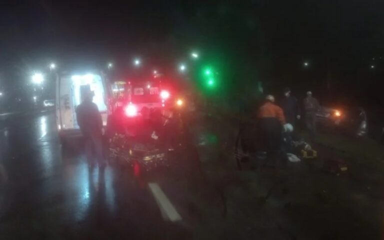 Uma pessoa morre após carro colidir contra poste