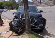 Carro tem frente destruída em colisão com poste em Canoas