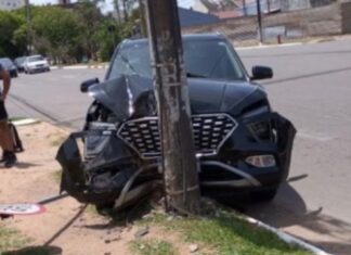 Carro tem frente destruída em colisão com poste em Canoas