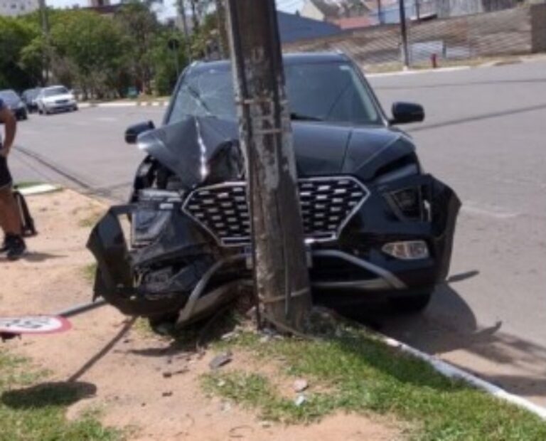 Carro tem frente destruída em colisão com poste em Canoas
