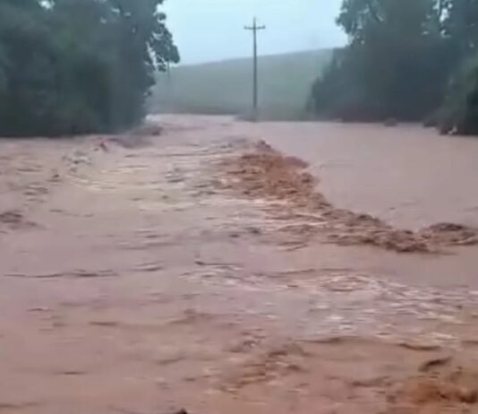 Enchente atinge cidade gaúcha após chuva forte