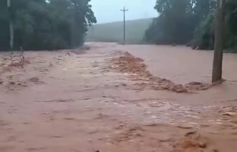 Enchente atinge cidade gaúcha após chuva forte