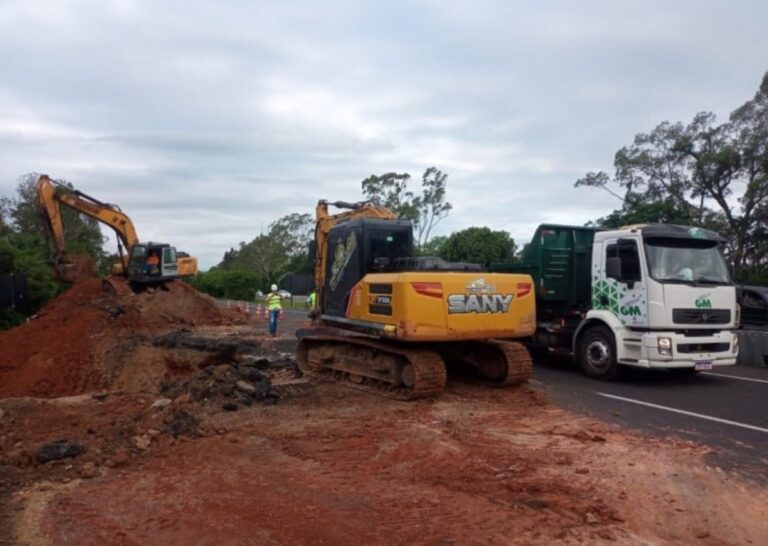 Como está o trânsito na Freeway após bloqueio por causa de buraco?