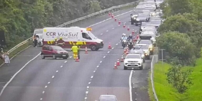 Freeway pode ser totalmente bloqueada por causa de buraco