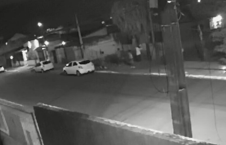 Vídeo mostra criminosos invadindo casa para matar homem a tiros em Canoas
