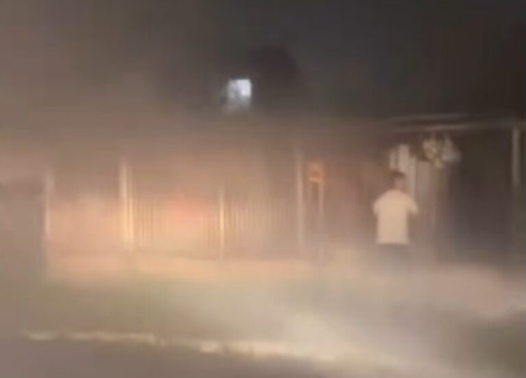 Bombeiros combatem incêndio em residência em Canoas