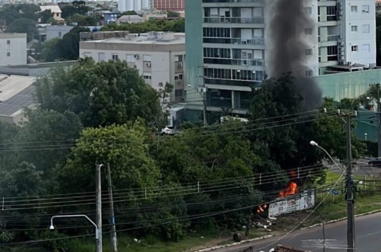 Fumaça de incêndio ao lado de residências assusta moradores em Canoas; Bombeiros combatem fogo