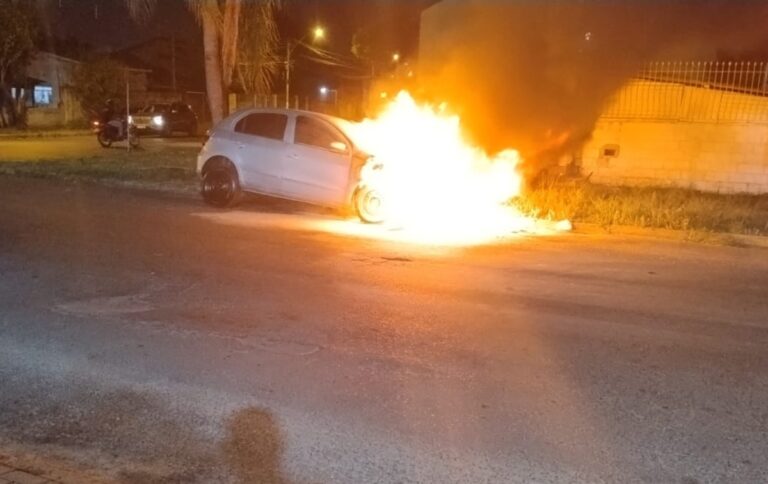 Incêndio destrói carro em Canoas