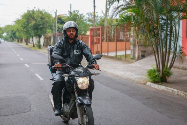 Motoboys recebem doações de botas e capas de chuva em Canoas
