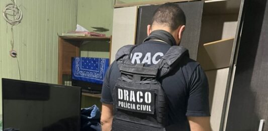 Polícia Civil prende criminosos que lançavam celulares para dentro de penitenciária