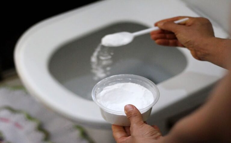 morador colocando sal no vaso sanitário