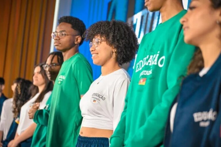 Rede estadual começa a entregar uniformes