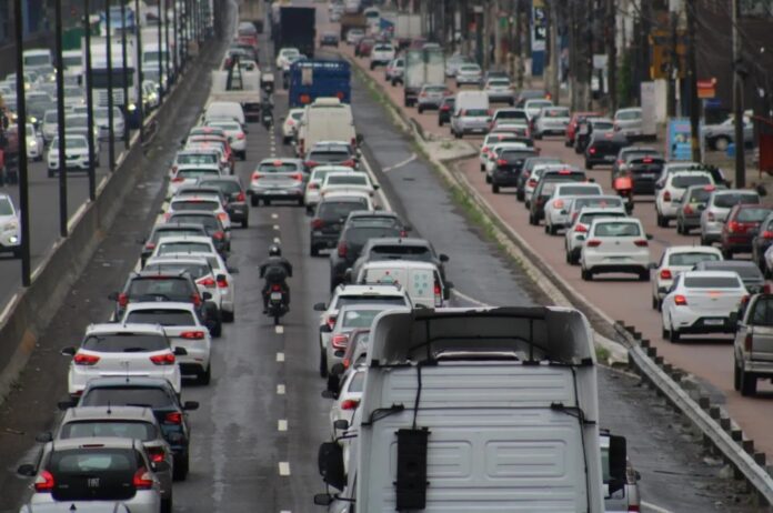 BR-116 em Canoas tem grande congestionamento nesta segunda