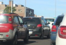 BR-116: motociclista fica ferido em colisão com caminhão em Canoas