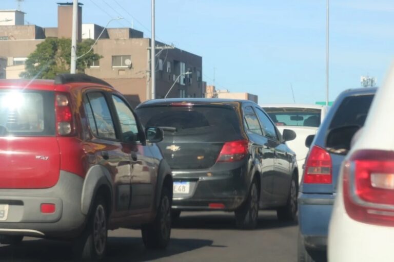 BR-116: motociclista fica ferido em colisão com caminhão em Canoas