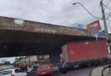 Caminhão estragado deixa trânsito congestionado na BR-116 em Canoas