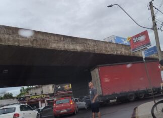 Caminhão estragado deixa trânsito congestionado na BR-116 em Canoas