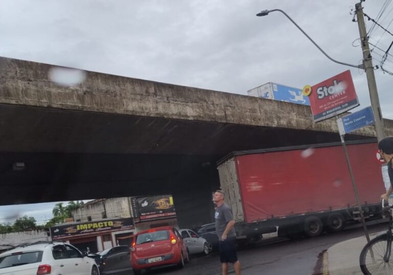 Caminhão estragado deixa trânsito congestionado na BR-116 em Canoas