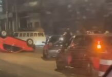 Carro capota após colisão na BR-116 em Canoas