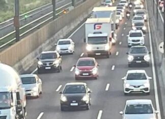 BR-116: acidente causa bloqueio e congestionamento em Canoas