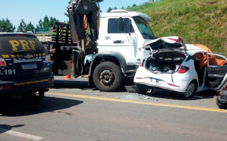 Casal morre em acidente entre carro e caminhão na BR-386