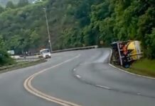 BR-386: rodovia está com bloqueio total após carreta de combustível tombar