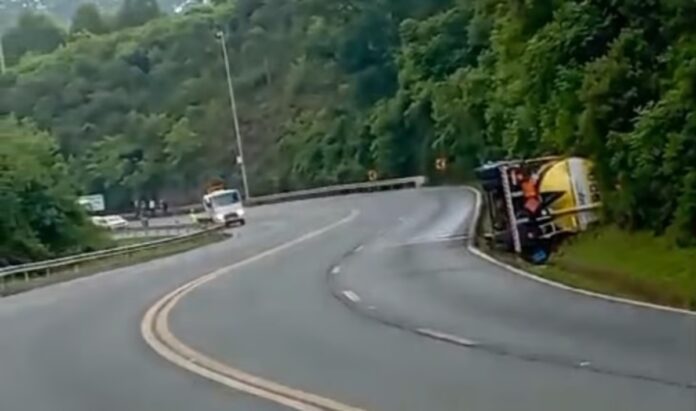 BR-386: rodovia está com bloqueio total após carreta de combustível tombar