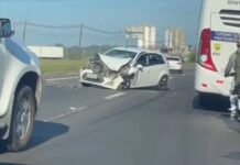 Carro fica destruído após acidente na BR-386 em Canoas