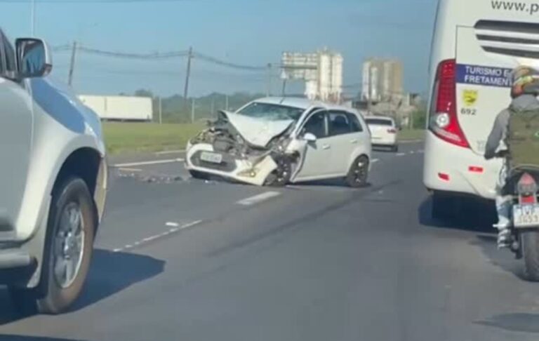 Carro fica destruído após acidente na BR-386 em Canoas