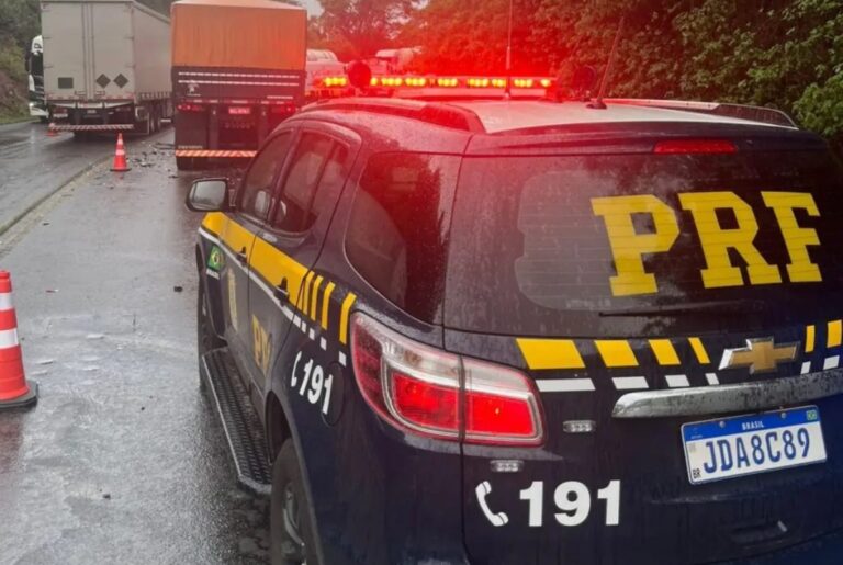 Duas pessoas morrem em colisão entre carro e carreta na BR-386