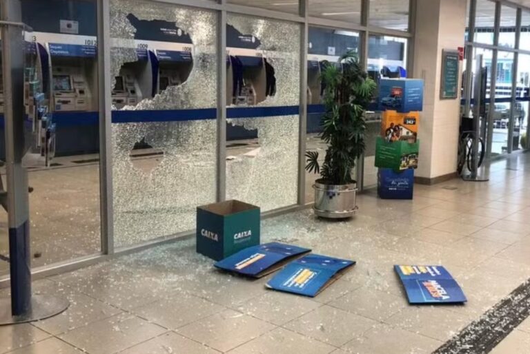 Um homem de 31 anos foi preso na tarde da última sexta-feira (27) em Patos de Minas, no Alto Paranaíba, após danificar uma agência da Caixa Econômica Federal. O suspeito teria se revoltado ao não conseguir sacar o Fundo de Garantia do Tempo de Serviço (FGTS) e acabou destruindo parte do local.