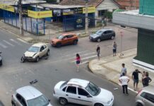 Colisão entre dois carros em avenida bloqueia trânsito em Canoas