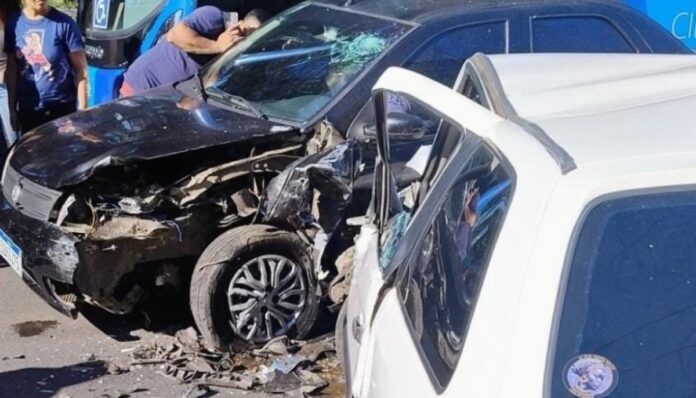 Um motorista ficou ferido após um acidente de trânsito ocorrido na tarde desta sexta-feira (20), em Canoas. A ocorrência ocorreu na avenida Florianópolis, próximo a esquina da rua Maceió.