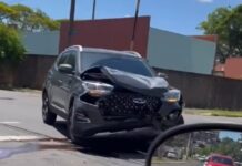 Colisão entre carros em Canoas "para" fluxo em cruzamento